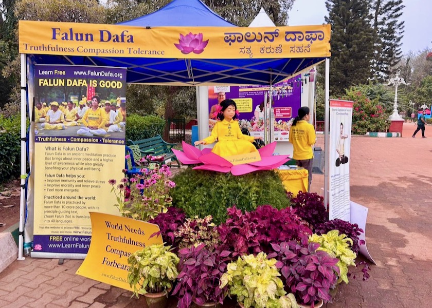 Image for article Indie: Návštěvníci zažili krásu Falun Dafa na květinové výstavě v Lalbaghu