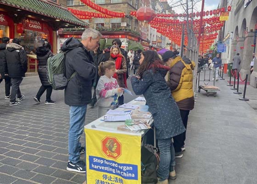Image for article Londýn, Velká Británie: Představení Falun Dafa v Čínské čtvrti během Lampionového festivalu