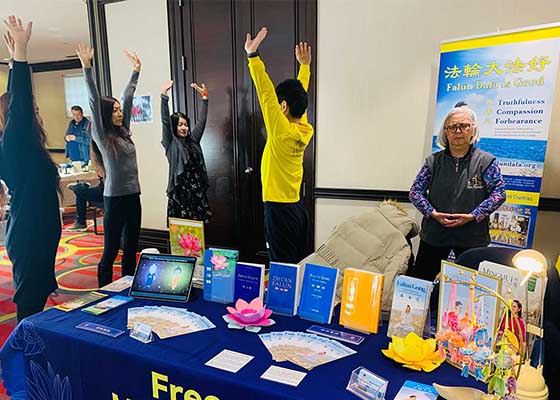 Image for article ​Toronto, Kanada: Návštěvníci výstavy se učí praktikovat Falun Dafa.