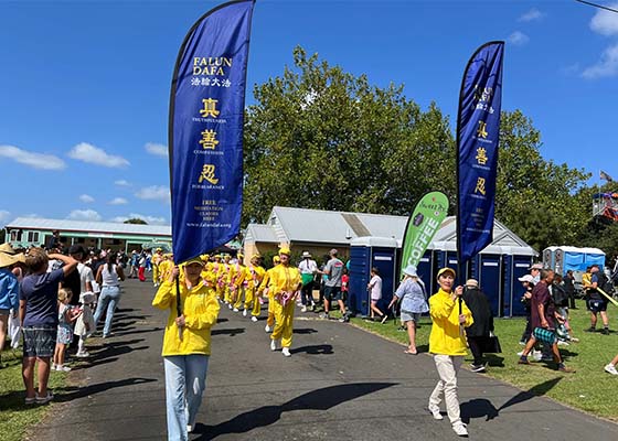 Image for article Auckland, Nový Zéland: Na výstavě farmářů v Kumeu byly oceněny hodnoty Falun Dafa.
