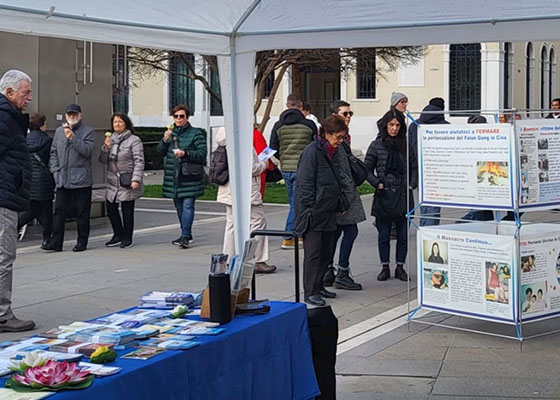 Image for article Itálie: Praktikující představují Falun Dafa obyvatelům mnoha měst