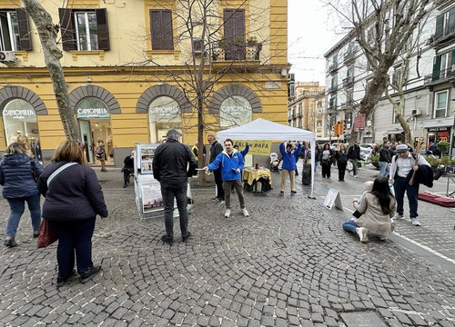 Image for article ​Lidé v Neapoli se dozvídají pravdu o Falun Gongu