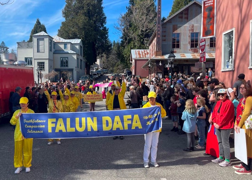 Image for article Kalifornie, USA: Falun Dafa přivítán na oslavě čínského Nového roku v Nevada City