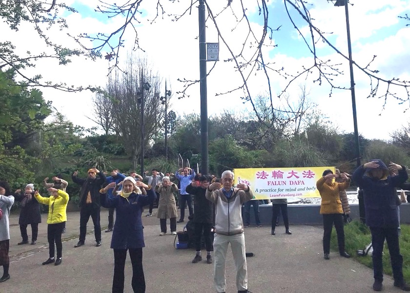 Image for article Velká Británie: Lidé dojatí mírumilovností praktikujících Falun Dafa v parku ve východním Londýně