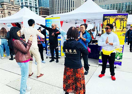 Image for article ​Toronto, Kanada: Falun Dafa na festivalu k Mezinárodnímu dni dětí v Turecku