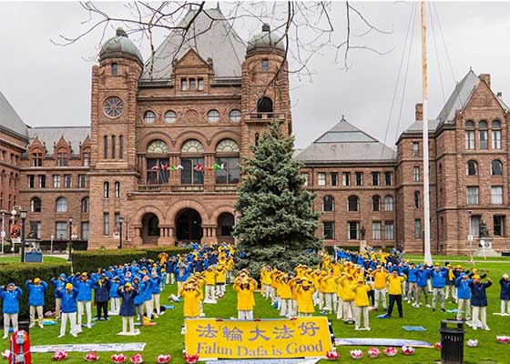 Image for article Kanada: Aktivity praktikujících Falun Gongu v Torontu připomínají apel z 25. dubna