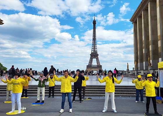 Image for article Francie: Akce u Eiffelovy věže připomíná pokojný apel z 25. dubna