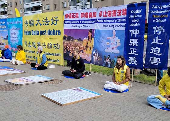 Image for article Polsko: Před čínským konzulátem a velvyslanectvím v Polsku vyzývají praktikující Falun Dafa k ukončení pronásledování.