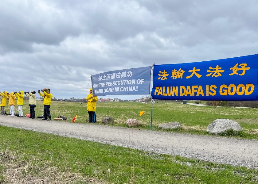 Image for article Švédsko: Veřejná podpora Falun Gongu během aktivit připomínajících apel z 25. dubna v Pekingu