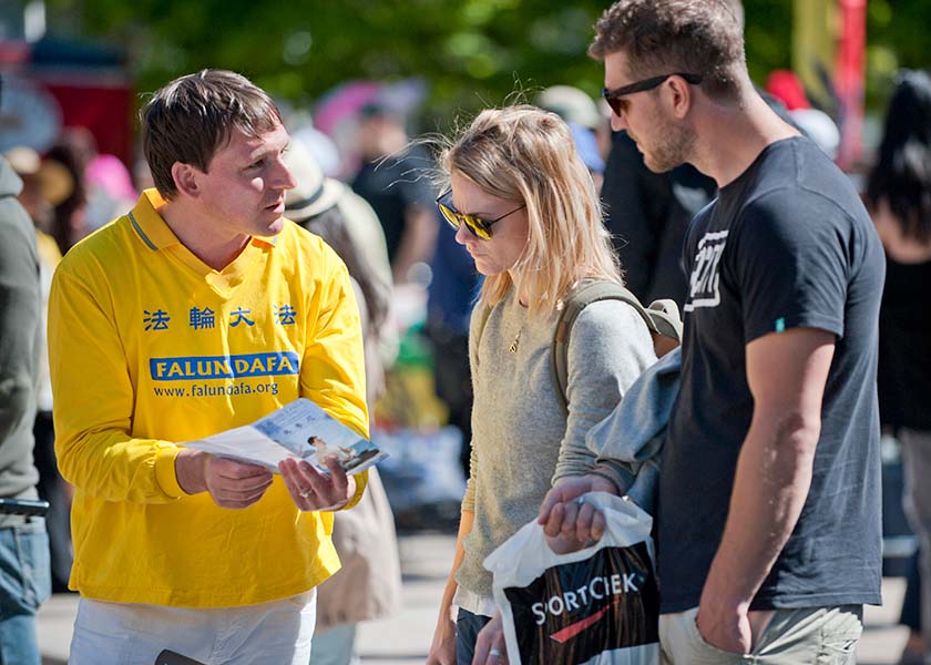 Image for article Německo: Obyvatelé a turisté odsuzují pronásledování Falun Dafa během akce u Bodamského jezera (1. část)