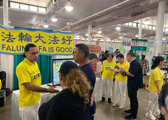 Image for article Havaj, USA: Praktikující představili Falun Dafa návštěvníkům jarního veletrhu