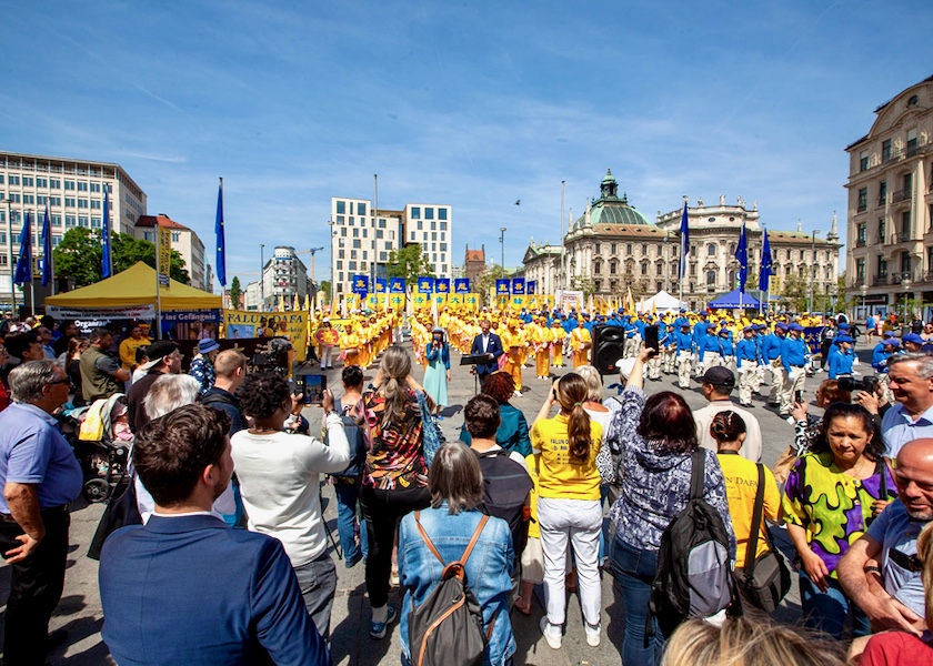 Image for article Mnichov, Německo: Oslavy Světového dne Falun Dafa s rozsáhlým shromážděním a průvodem