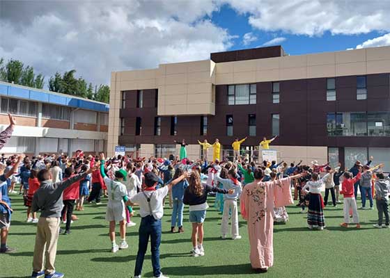 Image for article Španělsko: Učitelé, žáci a rodiče se učí cvičení Falun Dafa