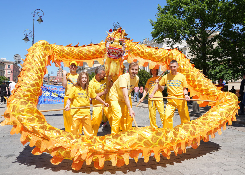 Image for article Varšava, Polsko: Skupinové cvičení a průvod oslavují Světový den Falun Dafa