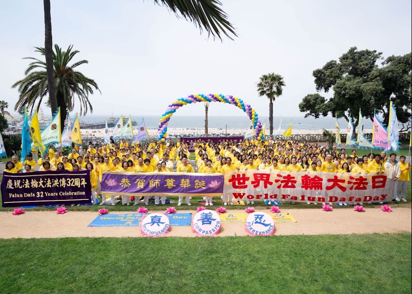 Image for article Los Angeles, USA: Praktikující slaví Světový den Falun Dafa na pláži v Santa Monice