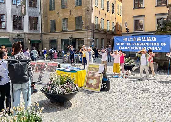 Image for article ​Švédsko: Představení Falun Dafa lidem v centru Stockholmu