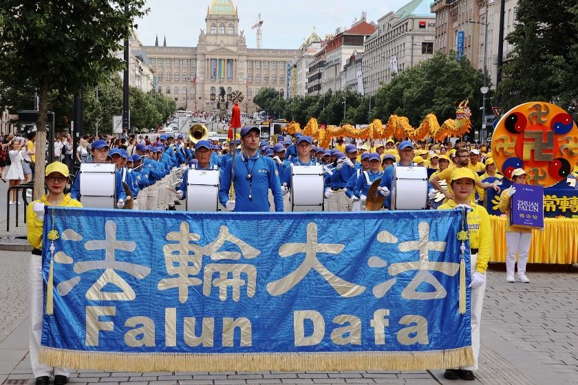 Image for article Průvod Falun Dafa v Praze přináší do historické metropole jedinečný rozměr