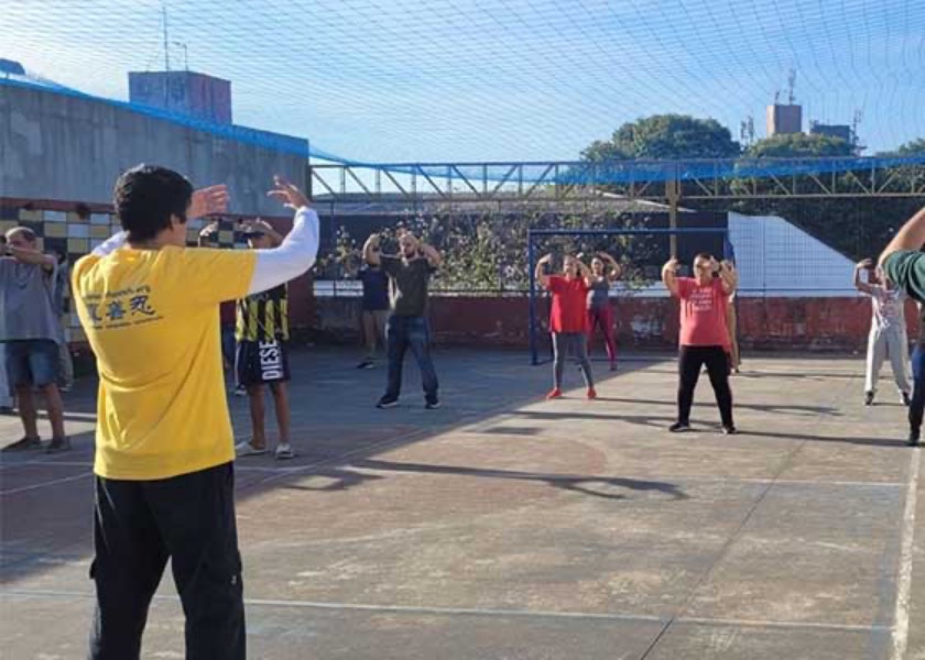 Image for article ​São Paulo, Brazílie: Pozvánka praktikujících na představení Falun Dafa studentům a učitelům