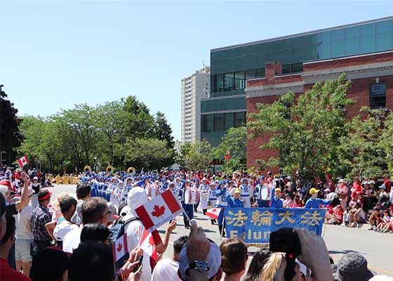 Image for article Mississauga, Kanada: Působivý tým Falun Dafa v průvodu ke Dni Kanady