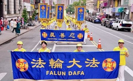 Image for article Manhattan, New York: Velký průvod vyzývá k ukončení pronásledování Falun Gongu v Číně