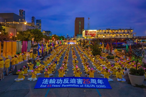 Image for article ​New York: Lidé oslavují Falun Dafa během skupinového cvičení a svíčkové vigilie před čínským konzulátem v New Yorku