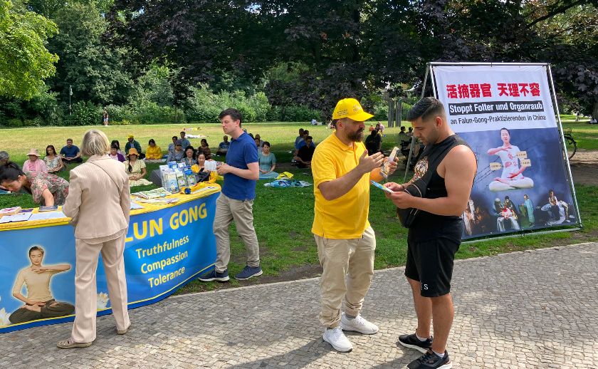 Image for article Berlín, Německo: Lidé odsuzují pronásledování Falun Dafa