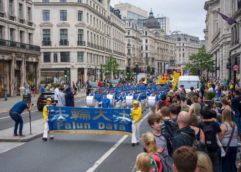 Image for article VELKÁ BRITÁNIE: Praktikující Falun Gongu uspořádali průvod a shromáždění a předložili petici úřadu premiéra