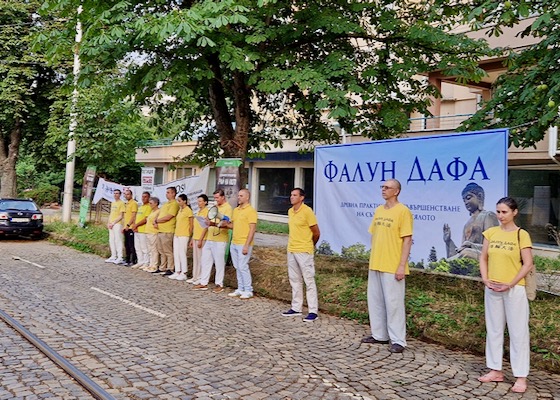 Image for article Bulharsko: Pokojný protest před čínskou ambasádou vyzývá k ukončení pronásledování