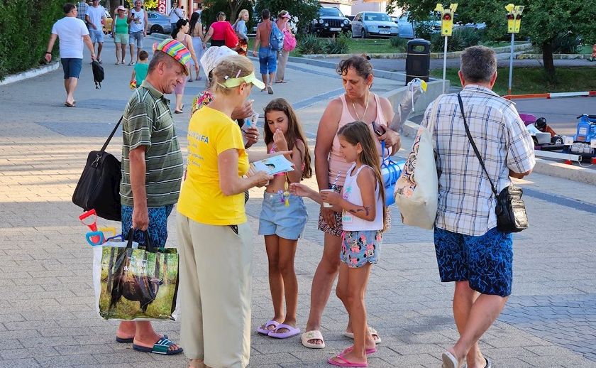 Image for article Rumunsko: Lidé všech věkových kategorií si cení principů Falun Dafa Pravdivosti, Soucitu, Snášenlivosti