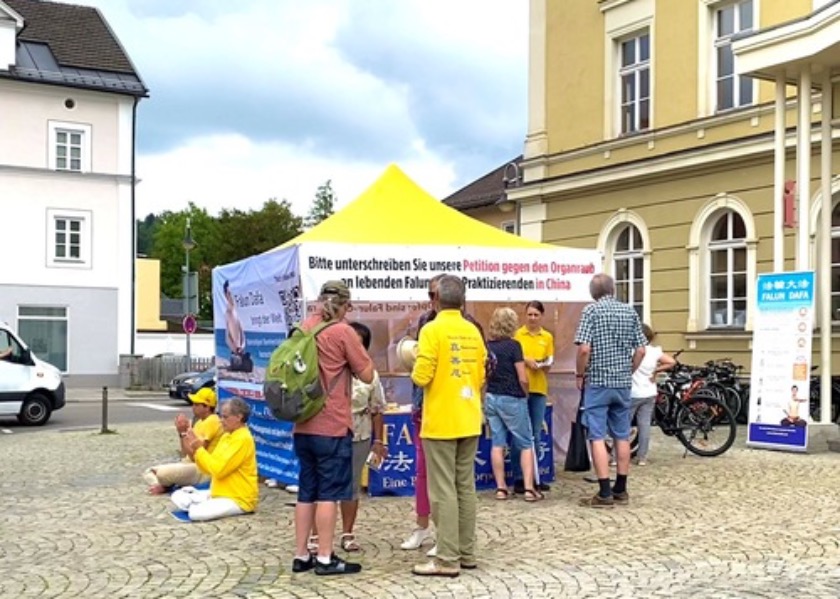 Image for article Německo: Lidé podporují Falun Dafa na informační akci ve Füssenu