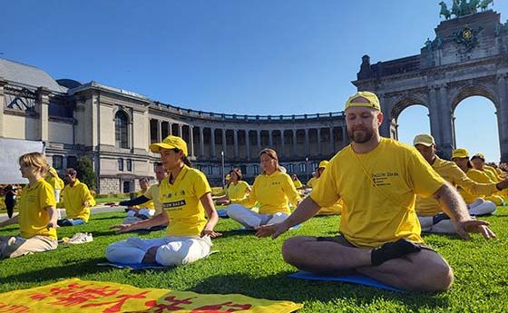 Image for article Praktikující popisují během akce v Belgii, jak jim Falun Dafa zlepšil život