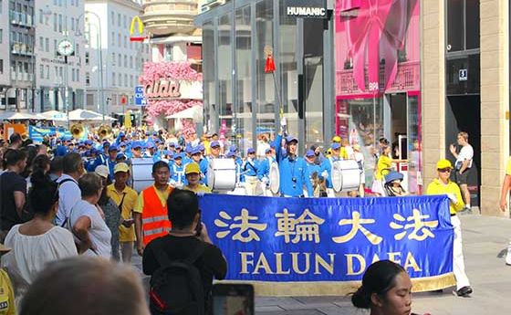 Image for article Rakousko: Lidé během průvodu ve Vídni chválili Falun Dafa a odsuzovali pronásledování