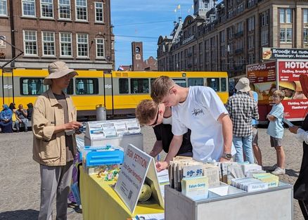 Image for article Amsterdam, Nizozemsko: Praktikující Falun Dafa zvyšují povědomí o pronásledování čínským komunistickým režimem