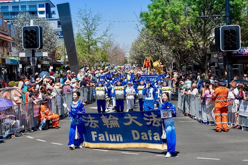 Image for article Toowoomba, Austrálie: Falun Dafa potěšil diváky ve velkém květinovém průvodu