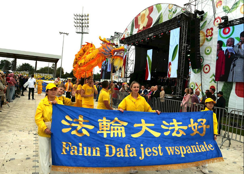 Image for article Polsko: Skupina Falun Dafa vystoupila na dožínkové slavnosti ve Skierniewicích