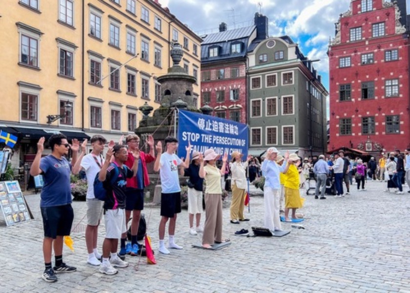 Image for article Švédsko: Zvyšování povědomí o Falun Dafa nedaleko Muzea Nobelovy ceny ve Stockholmu