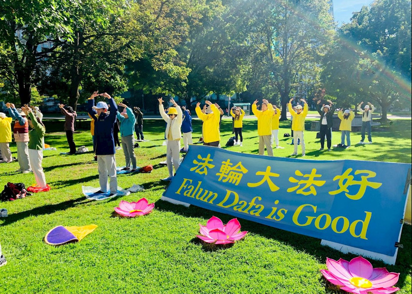 Image for article Toronto, Kanada: Cvičení Falun Dafa v Queen's Parku přilákalo návštěvníky, kteří se chtěli dozvědět více o této praxi