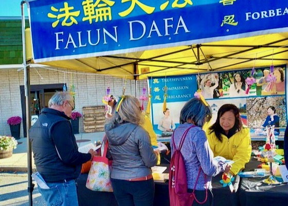 Image for article Laconia, New Hampshire, USA: Podpoření Falun Dafa na dýňovém festivalu