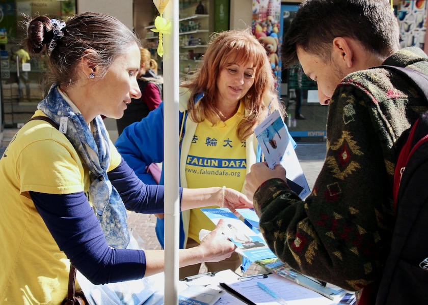 Image for article Plovdiv, Bulharsko: Lidé se dozvídají o Falun Dafa