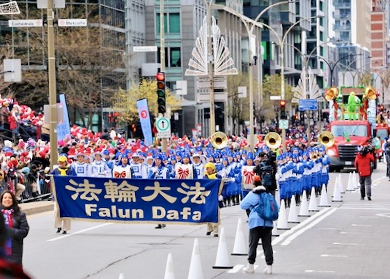 Image for article Kanada: Tian Guo Marching Band přivítán na vánočním průvodu v Montrealu