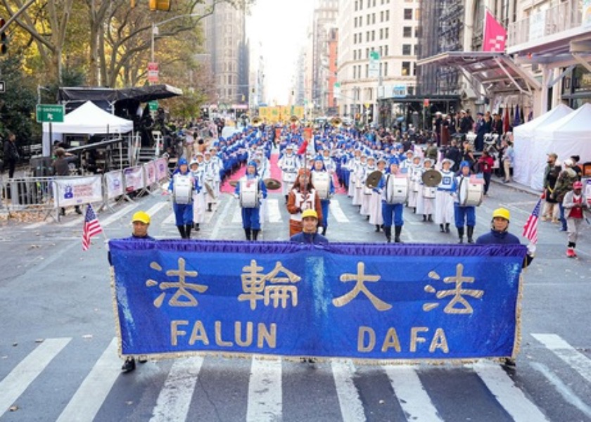 Image for article ​Manhattan, New York: Lidé chválí Falun Dafa během největšího národního průvodu ke Dni veteránů na Manhattanu