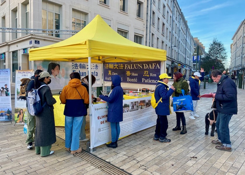 Image for article Francie: Praktikující představili Falun Dafa ve městech ve střední Francii