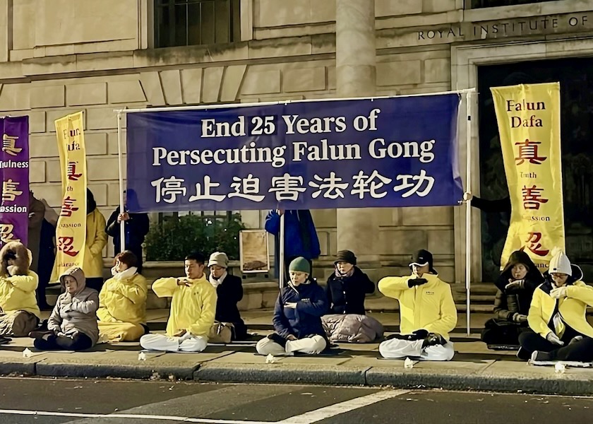 Image for article VELKÁ BRITÁNIE: Praktikující Falun Dafa uspořádali v Den lidských práv vigilii se svíčkami na protest proti pronásledování