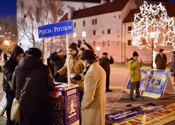 Image for article Slovensko: Obyvatelé a turisté odsuzují pronásledování Falun Dafa