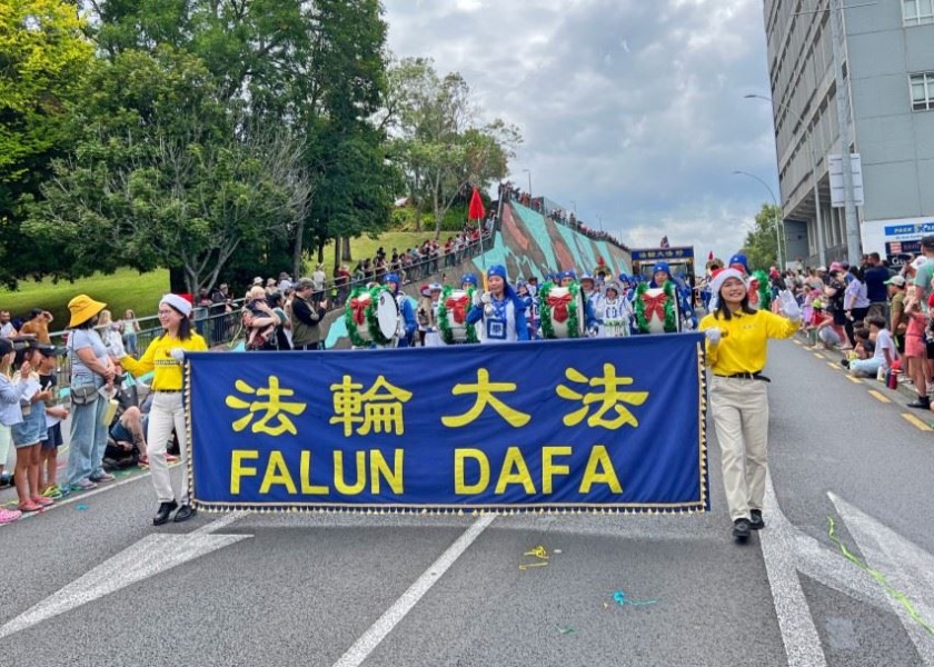 Image for article Nový Zéland: Praktikující Falun Dafa se účastní sedmi vánočních průvodů