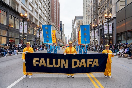 Image for article Chicago, USA: Vítání praktikujících Falun Dafa v průvodu ke Dni díkůvzdání v Chicagu