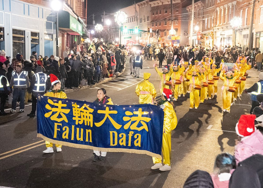 Image for article Severní oblast státu New York, USA: Tým Falun Dafa byl přivítán ve vánočních světelných průvodech