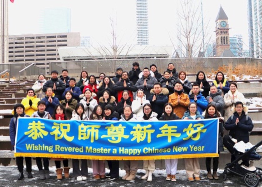 Image for article Mladí praktikující Falun Dafa v Torontu přejí Mistru Li šťastný Nový rok