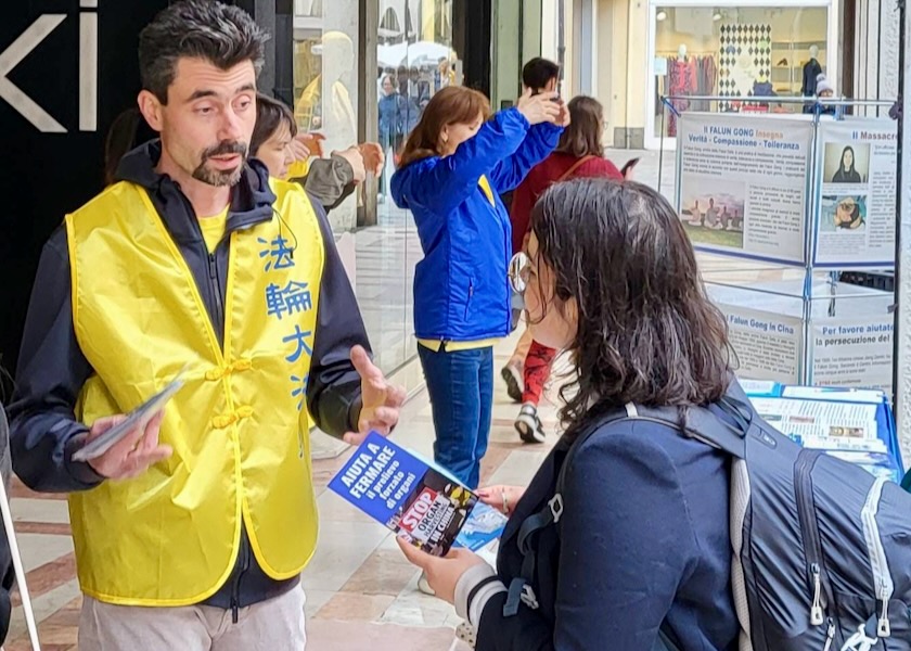 Image for article Itálie: Praktikující v různých částech země pořádali aktivity na připomínku poklidného protestu z 25. dubna 1999