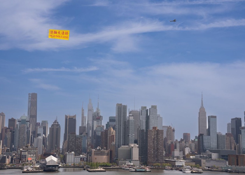 Image for article New York: Transparent s nápisem „Falun Dafa je dobrý“ nad Manhattanem připomněl výročí apelu z 25. dubna